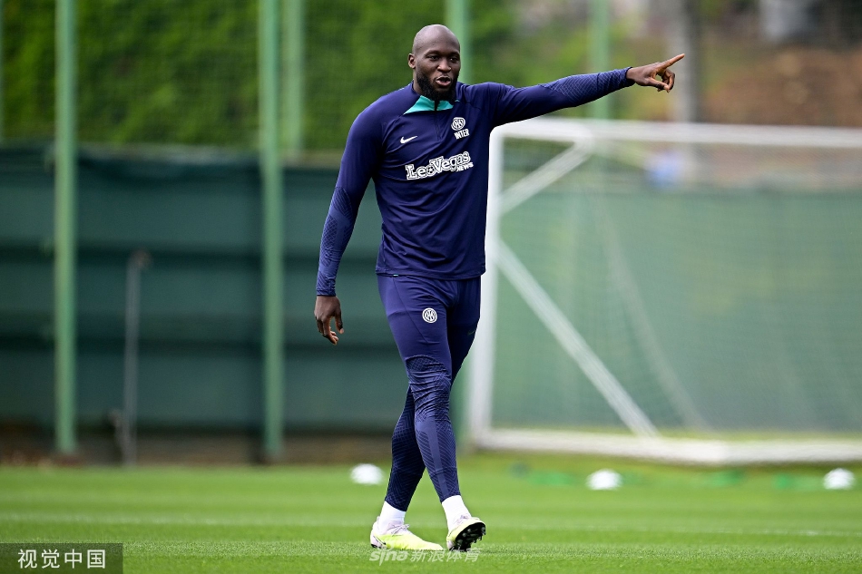 主教练小因扎吉与助理教练在场边专注讨论战术板，为接下来的联赛部署关键策略