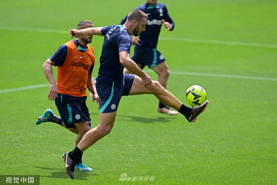 守门员汉达诺维奇飞身扑救训练射门，力保球门不失的瞬间充满力量感