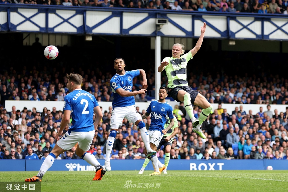 瓜迪奥拉在场边紧握双拳激情指挥，雨水打湿了他的西装与头发