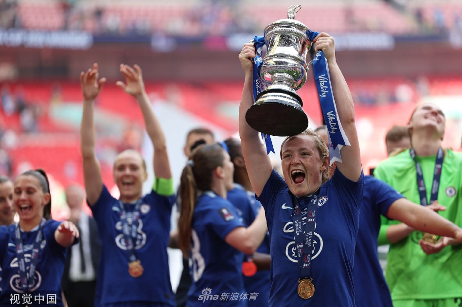 曼联球员在开场后迅速组织进攻，切尔西后卫奋力回防拦截，双方在禁区前沿展开激烈拼抢。