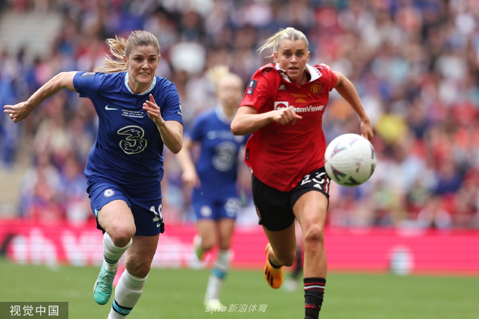 萨姆·科尔在打入制胜球后激情庆祝，张开双臂奔跑在温布利球场的草皮上，脸上洋溢着狂喜与释放。