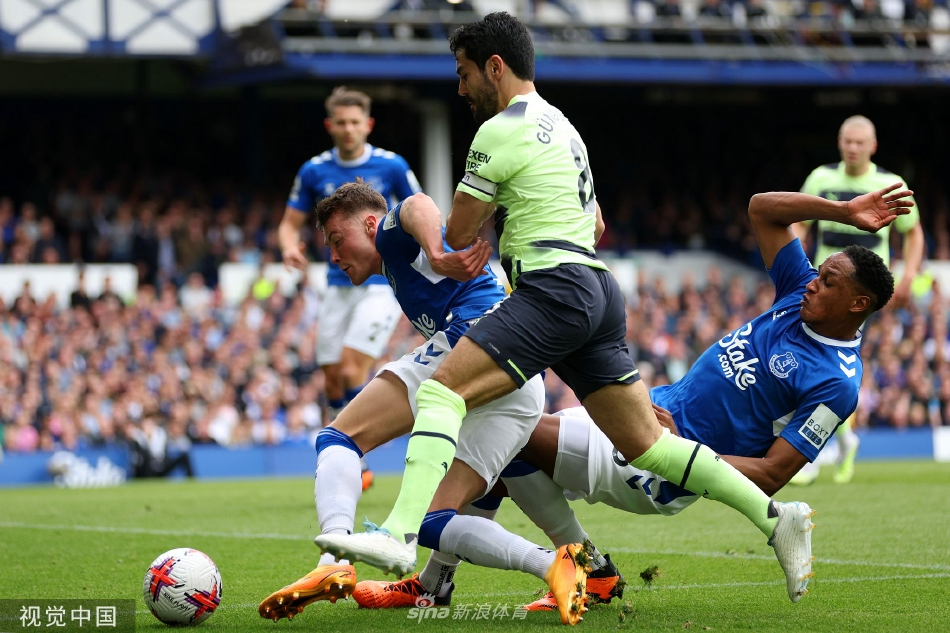 德布劳内带球突破埃弗顿中场围堵，眼神坚毅地寻找前方传球路线
