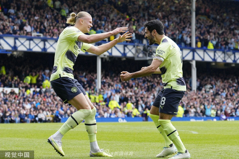 京多安禁区中路凌空垫射破门，舒展的身姿与飞向死角的皮球构成绝美画面