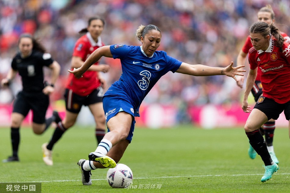 比赛结束后，切尔西球员们聚集在场地中央互相拥抱庆祝，背景中可以看到看台上仍有大量兴奋的球迷在分享胜利喜悦。