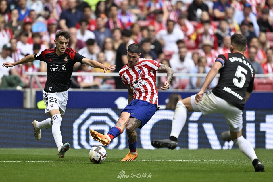 马德里竞技前锋突入禁区，面对门将冷静施射，皮球应声入网