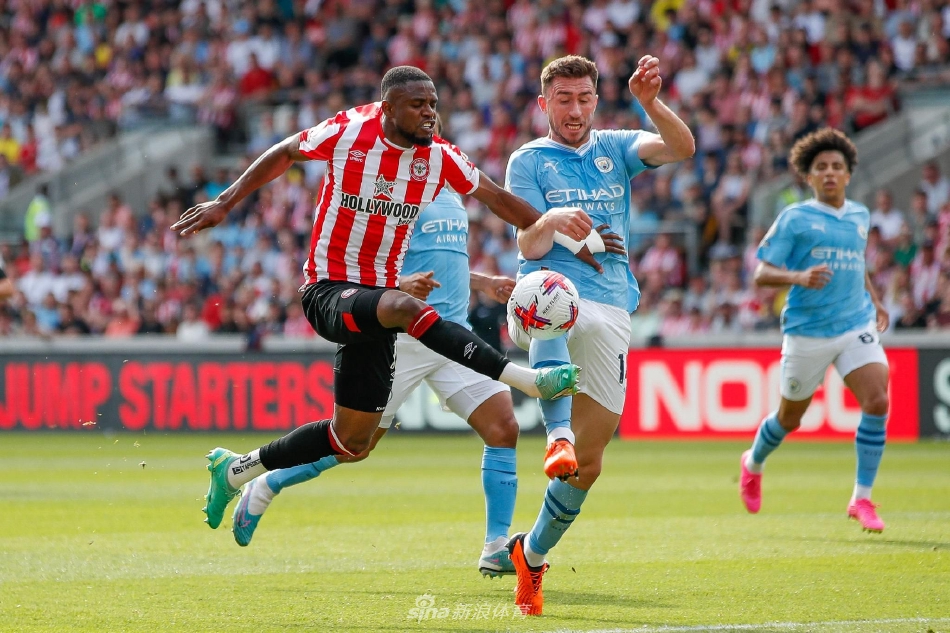 看台上布伦特福德小球迷脸上涂着队徽油彩，眼中闪烁着纯粹的喜悦与自豪，这是足球传承最美的瞬间