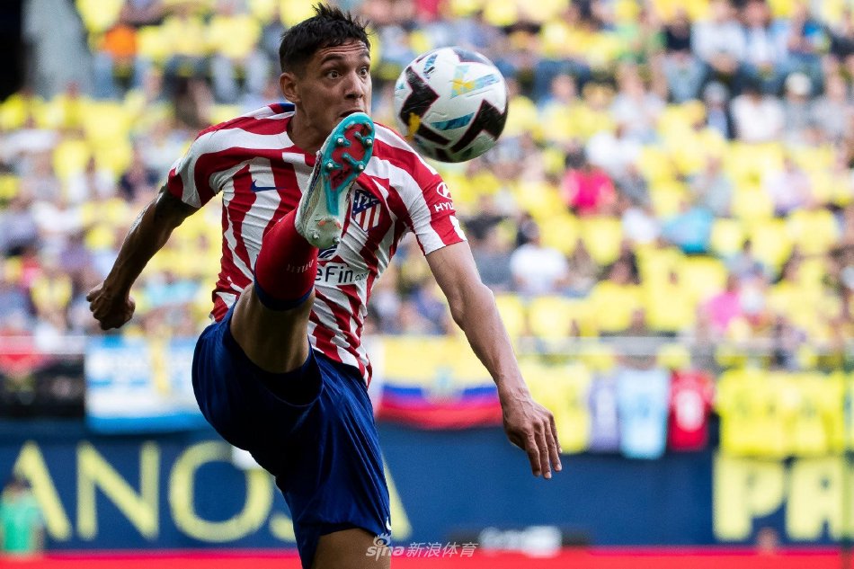 马竞前锋在禁区内机敏抢点，皮球如出膛炮弹般飞向球门，门将奋力扑救瞬间凝固。