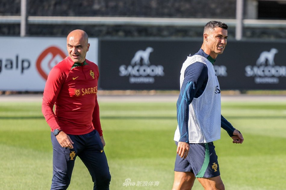 训练间隙，C罗与队友轻松交流，脸上露出微笑，展现了队伍内部积极融洽的团队氛围。