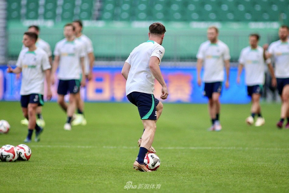 训练结束后，全队在工体草坪上合影，背景是宏伟的球场看台，定格下大赛前的珍贵瞬间。