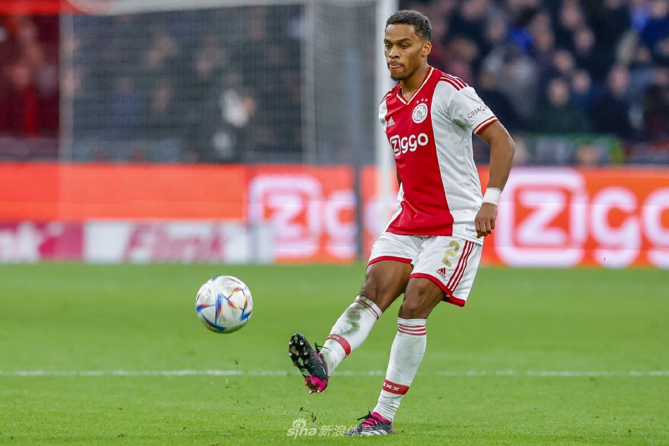 廷贝尔在签约桌前手持钢笔，神情专注地准备在阿森纳合同上签下自己的名字