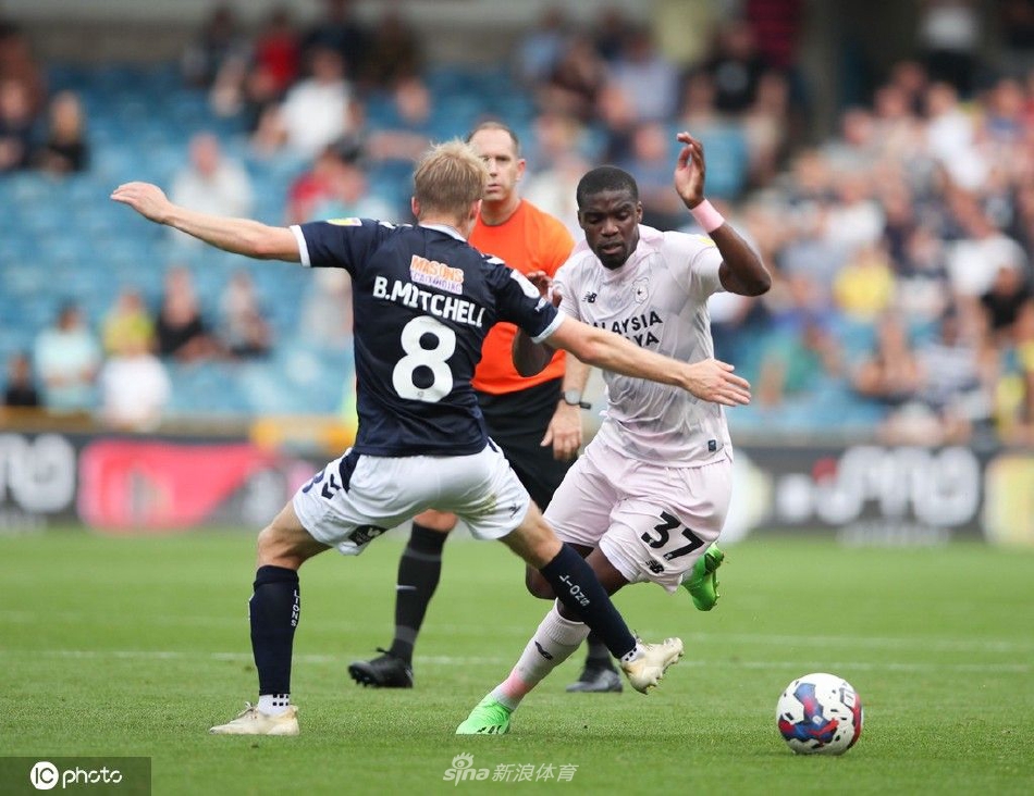 双方球员在中场展开激烈高空球争顶，肌肉碰撞瞬间充满力量感