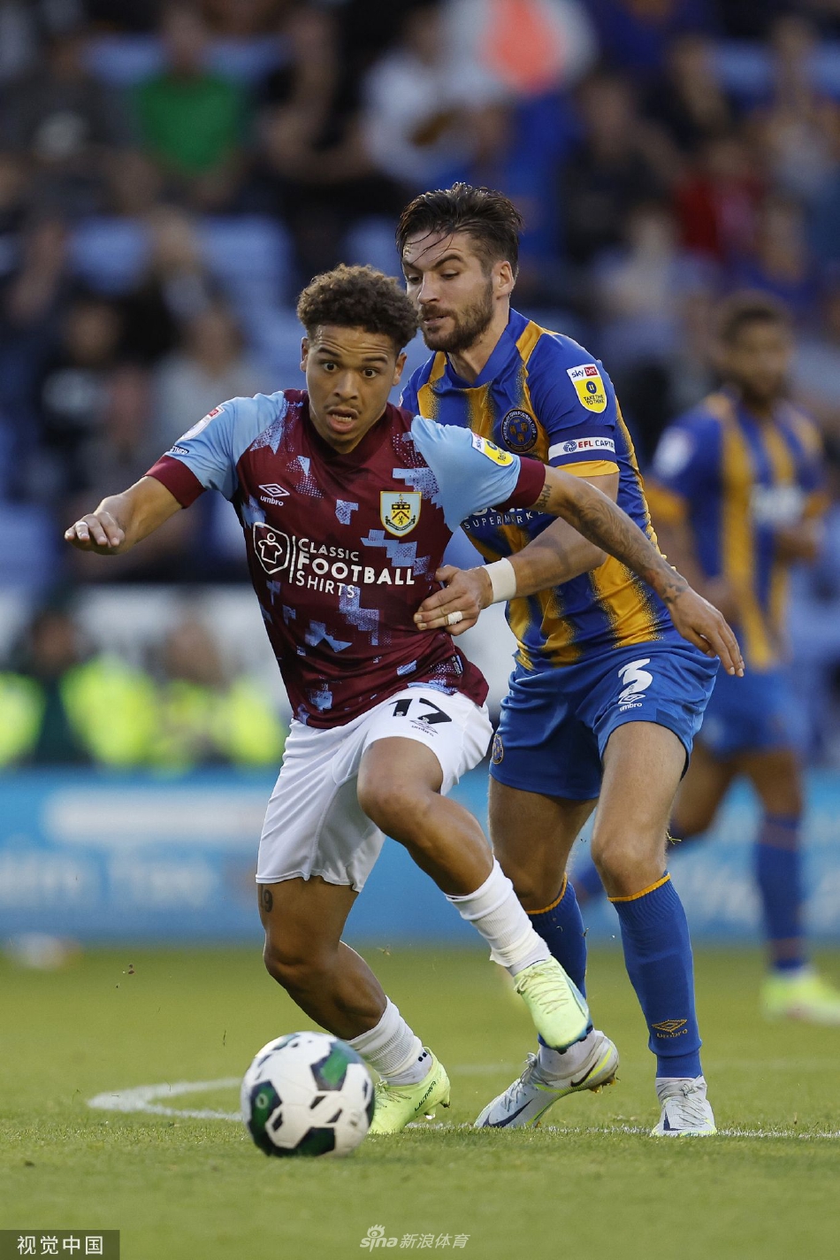 伯恩利球员在进球后狂奔庆祝，紧紧拥抱在一起，脸上写满了释放与喜悦