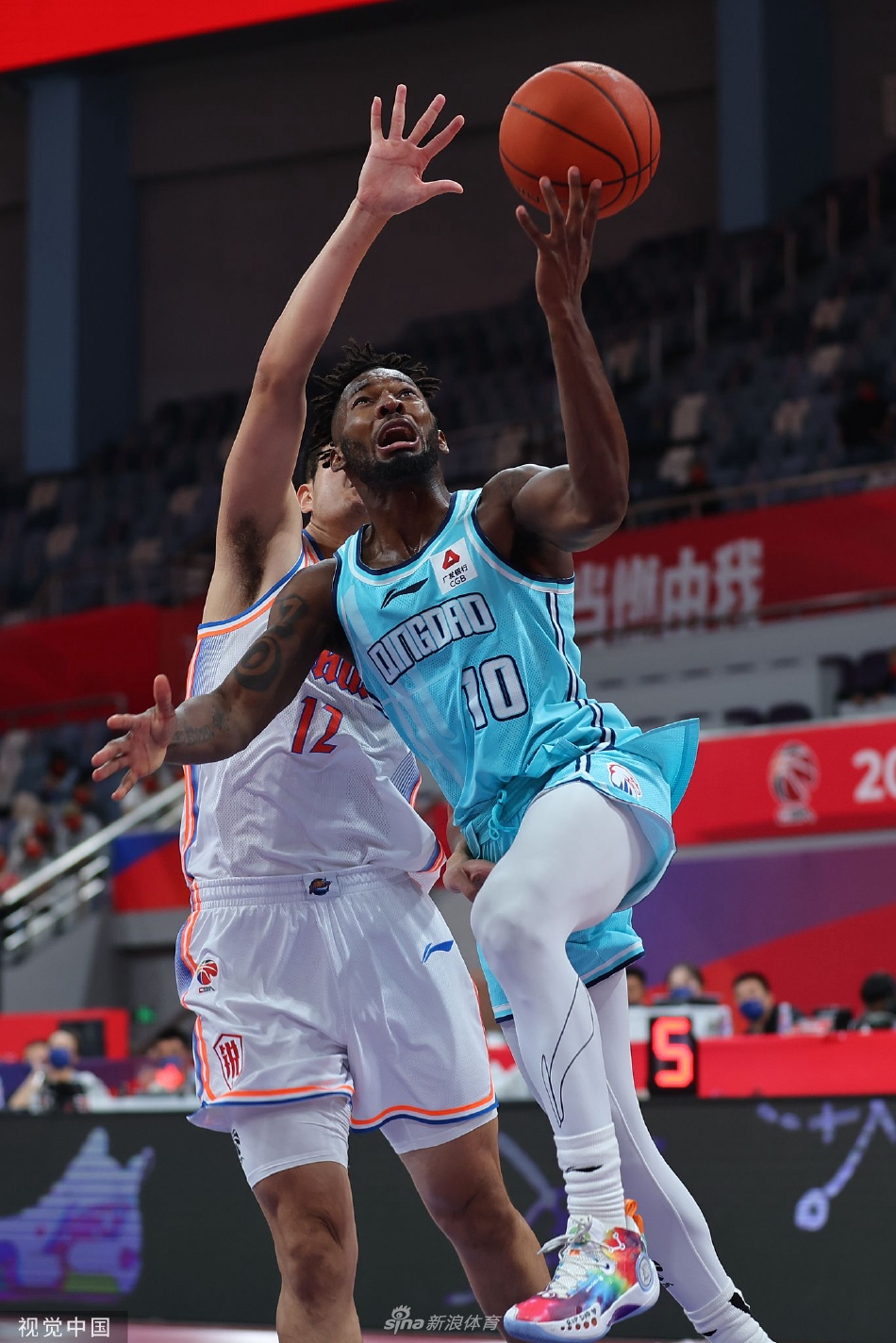 终场哨响，灯光聚焦在青岛队的欢庆背影上，与之形成鲜明对比的是四川队球员落寞离场的身影，空气中弥漫着竞技体育的残酷与悲壮。