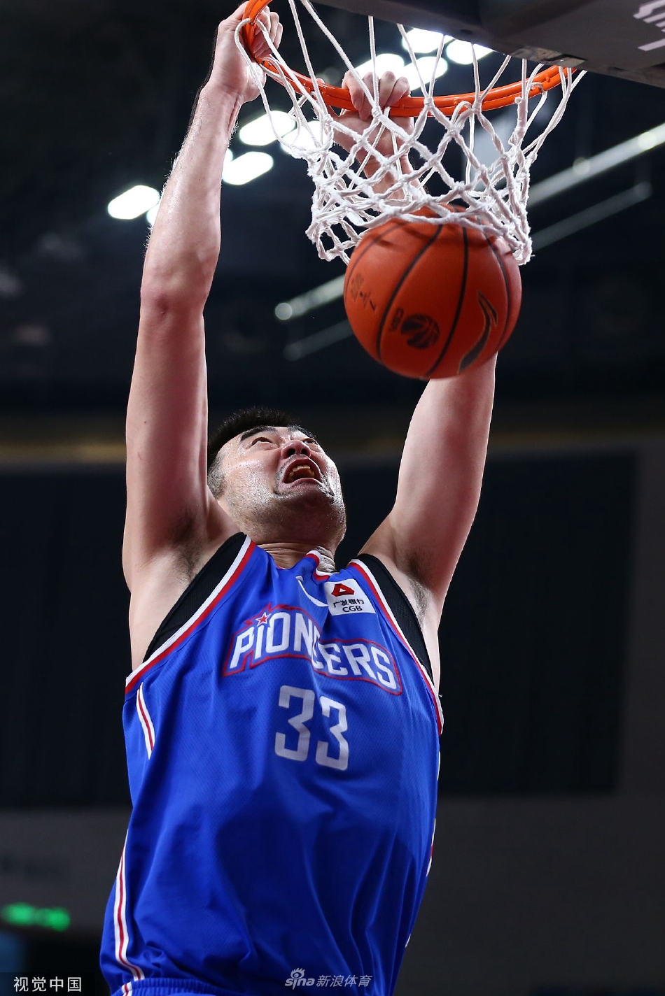 天津外援杰弗森与金鑫打出精彩配合后激情撞胸庆祝,喜悦与斗志在两人脸上尽情绽放