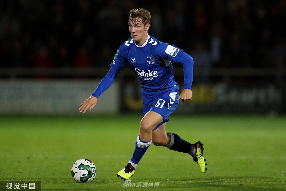 埃弗顿前锋莫佩在进球后张开双臂，面向客队看台激情庆祝，身后是神情沮丧的弗利特伍德后卫，这一刻定格了比赛的胜负分野。