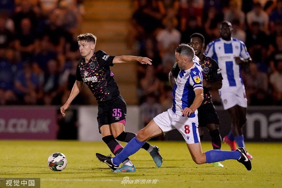 科切斯特联门将飞身扑救，单掌将布伦特福德球员一记势大力沉的远射托出横梁，力保球门一度不失。