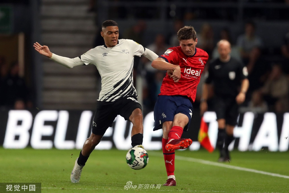 终场哨响，德比郡球员振臂高呼，紧紧拥抱在一起，脸上洋溢着无比激动和喜悦的笑容。