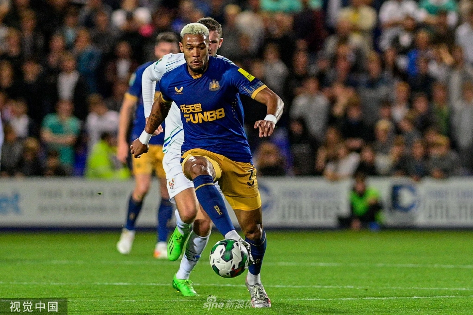 比赛结束后，双方球员在夜色下相互致意，输球一方的球员虽显失落，但仍保持着对对手的尊重。