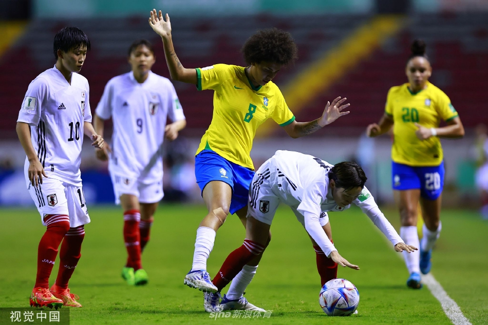 终场哨响，日本队球员相拥庆祝胜利，汗水与笑容交织在她们青春的脸庞上