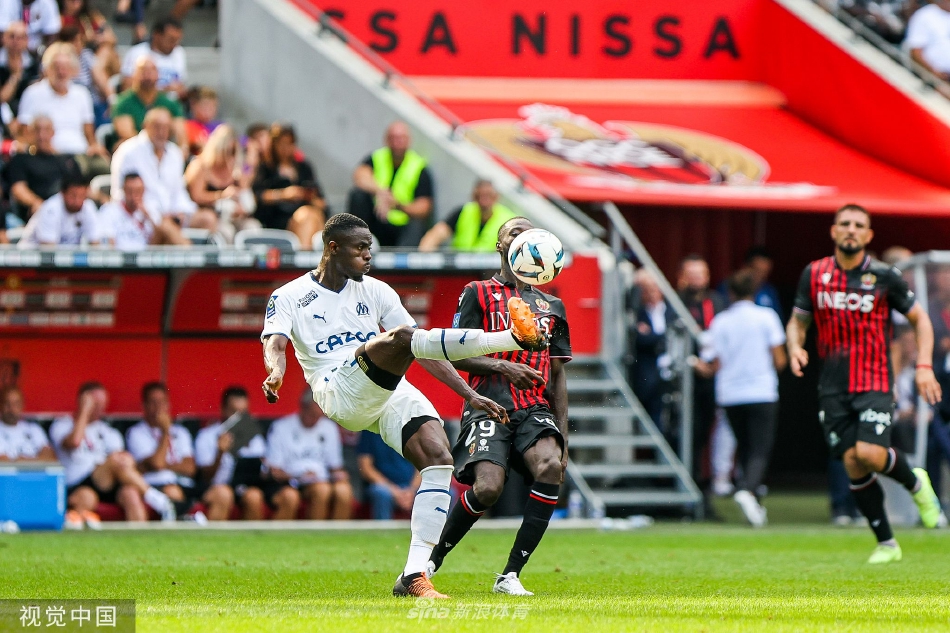 马赛球员在打入第三球后围拢在一起庆祝，他们相互拥抱，脸上洋溢着激动与喜悦的笑容。