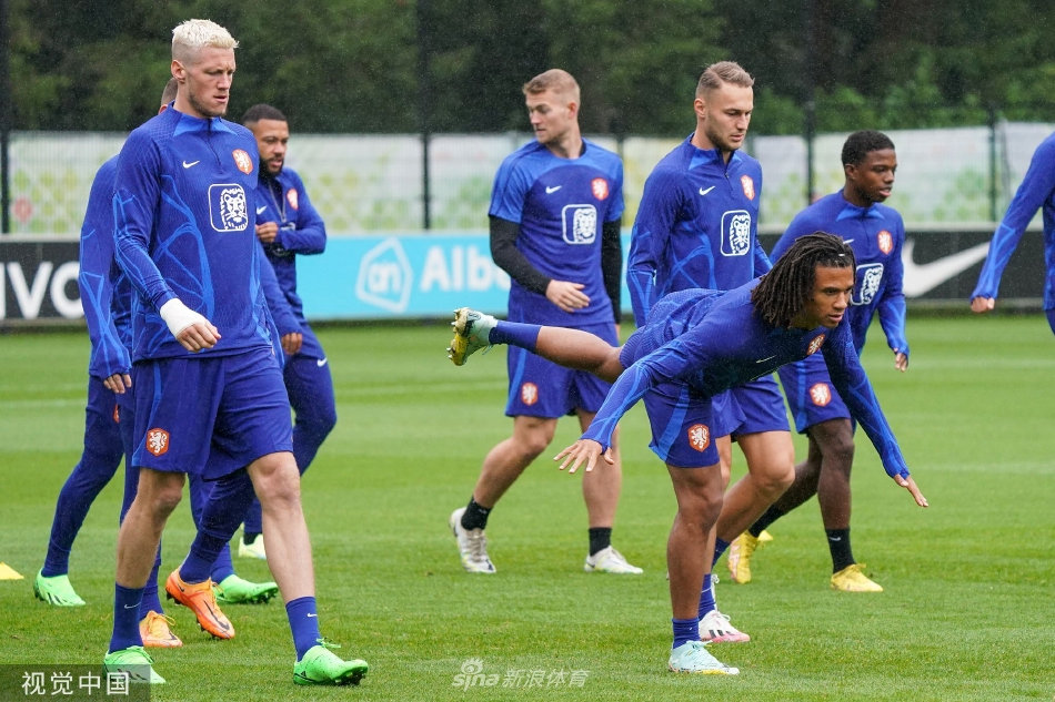 训练结束后，范戴克与队友并肩走向场边，有说有笑，展现了队伍内部和谐融洽的氛围。