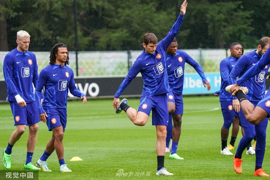 球队助理教练在场边与球员深入交流，用战术板细致讲解跑位路线，体现教练组的精心部署。