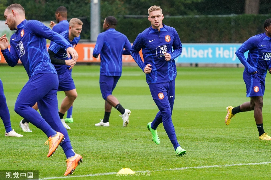 守门员在门线前飞身跃起，做出一次精彩扑救，双手稳稳将球抱住，眼神充满坚定。