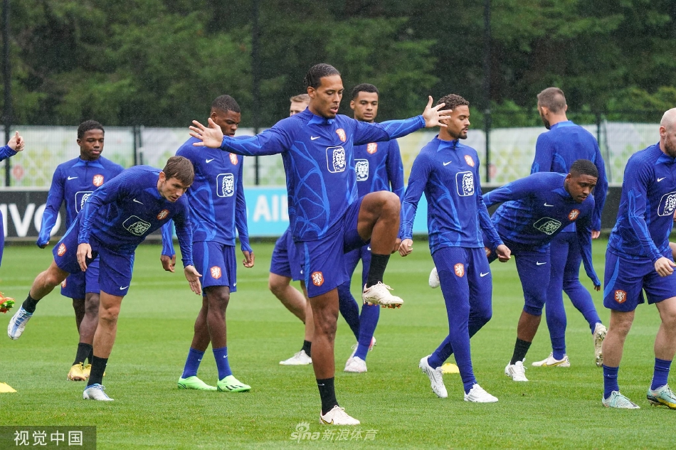 两名荷兰队前锋在对抗训练中积极拼抢，展现了橙衣军团充满活力与竞争意识的进攻线。