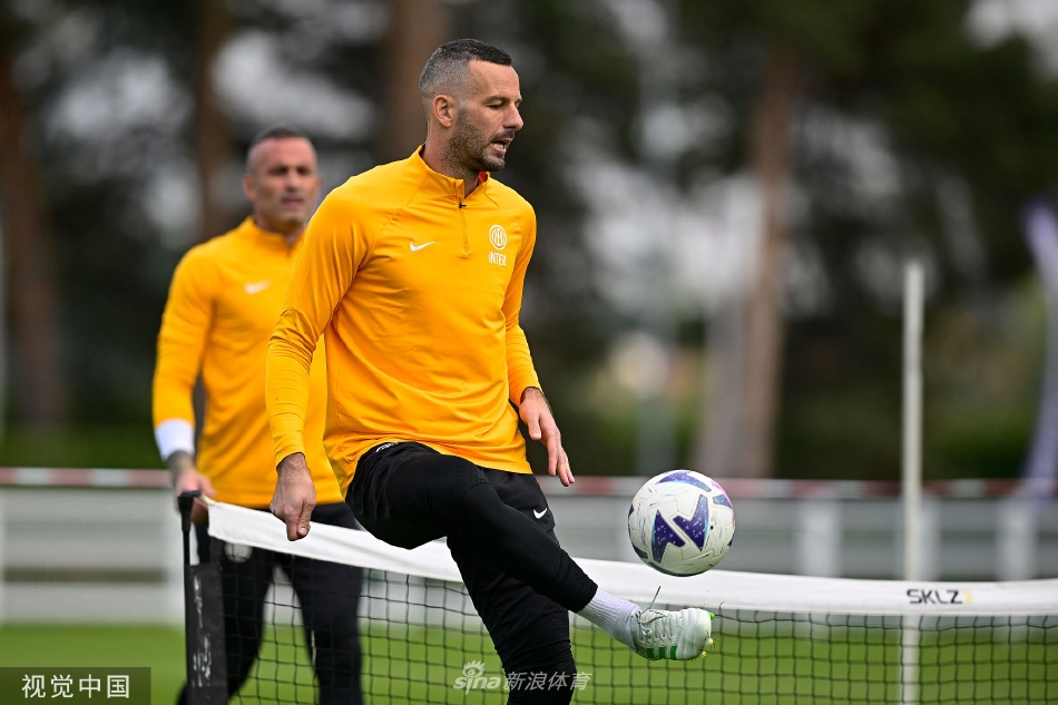 锋线王牌劳塔罗·马丁内斯与队友进行二过一撞墙式配合后突入禁区，起脚瞬间充满力量，皮球如出膛炮弹般直飞球门死角。