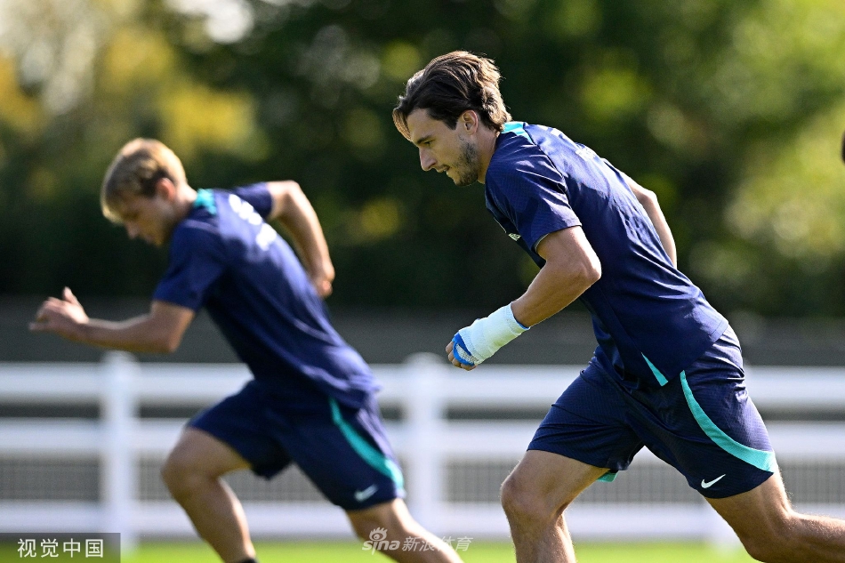 守门员汉达诺维奇高接低挡，在一次扑救练习中飞身侧扑，身手矫健不减当年。