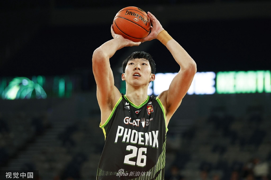 镜头捕捉到周琦在对抗训练中高高跃起,伸出长臂干扰对手投篮的瞬间,他那标志性的长臂仿佛一张巨网,守护着球队的禁区。