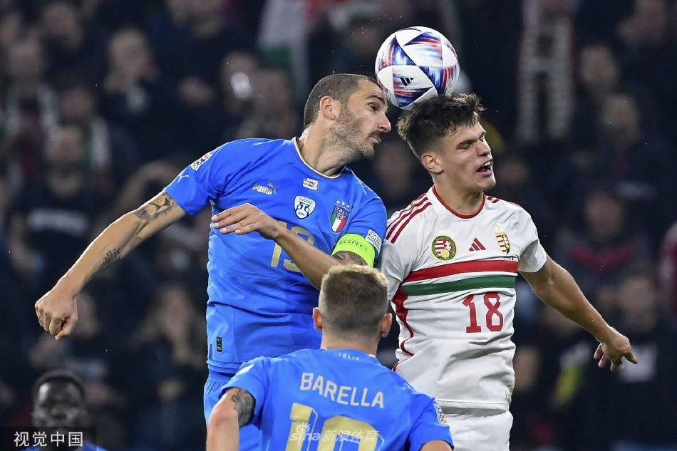 意大利核心巴雷拉在中场带球突破，两名匈牙利防守球员上前围抢