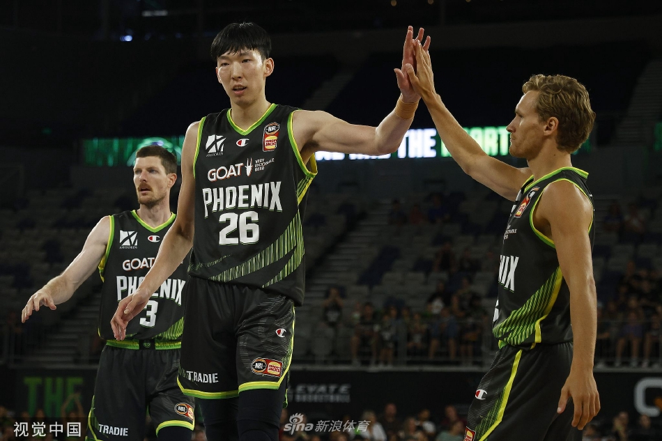 在凤凰队官方定妆照拍摄现场,周琦手持篮球,面带微笑,与球队吉祥物轻松互动,这一刻他已经完全融入了这个南半球的大家庭。