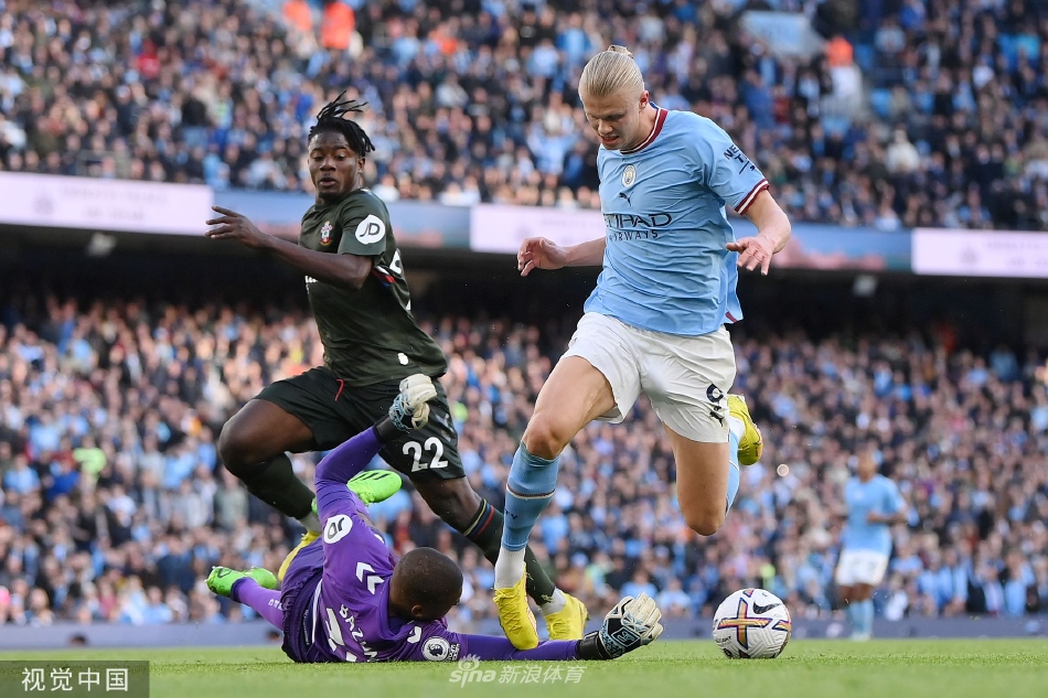 南安普顿门将巴祖努飞身侧扑，奋力挡出曼城球员一记势在必得的近距离劲射。