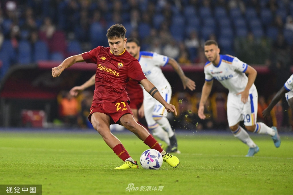 看台上的罗马球迷挥舞着巨大的旗帜，汇成一片红色的海洋，他们的呐喊声始终是球队拼搏的第十二人。