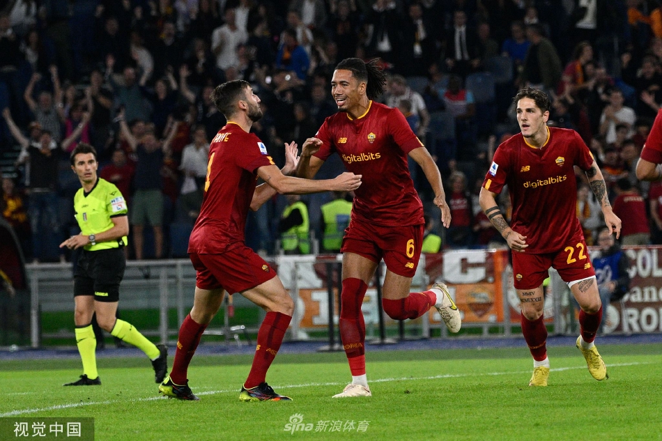 莱切球员斯特雷费扎在角球混战中起脚劲射破门，兴奋地张开双臂奔向客队球迷看台庆祝。