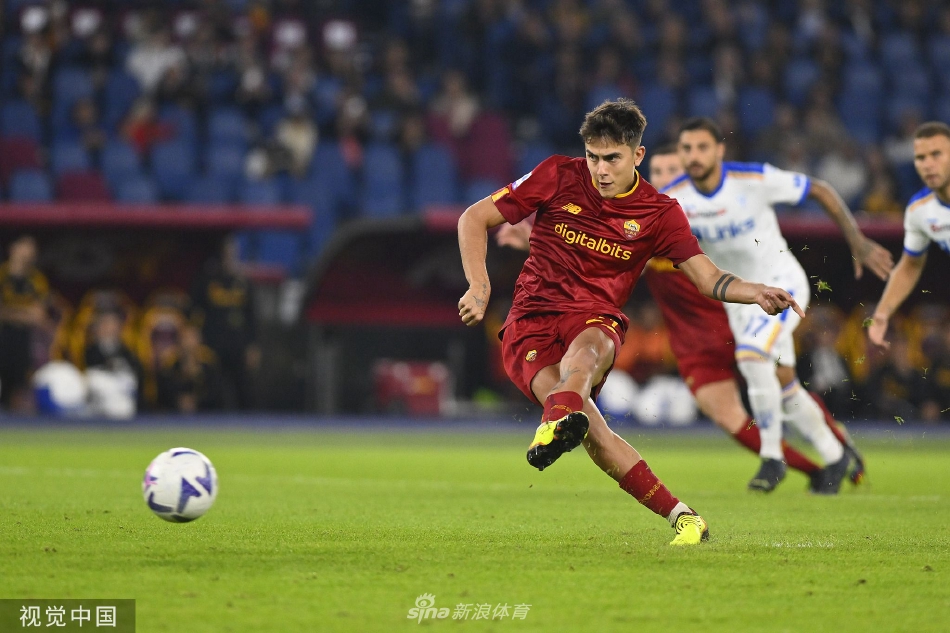 罗马全队在终场哨响后相互击掌拥抱，虽然过程波折，但胜利的果实让每个人的脸上都露出了释然的笑容。