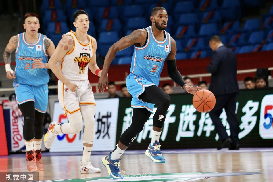 深圳队的防守铁闸轰然落下,身穿白色战袍的沈梓捷高高跃起,双手如同巨钳般死死摁住山东队的投篮,一次成功的防守后他仰天长啸,面部肌肉紧绷,写满了对胜利的渴望与霸气。