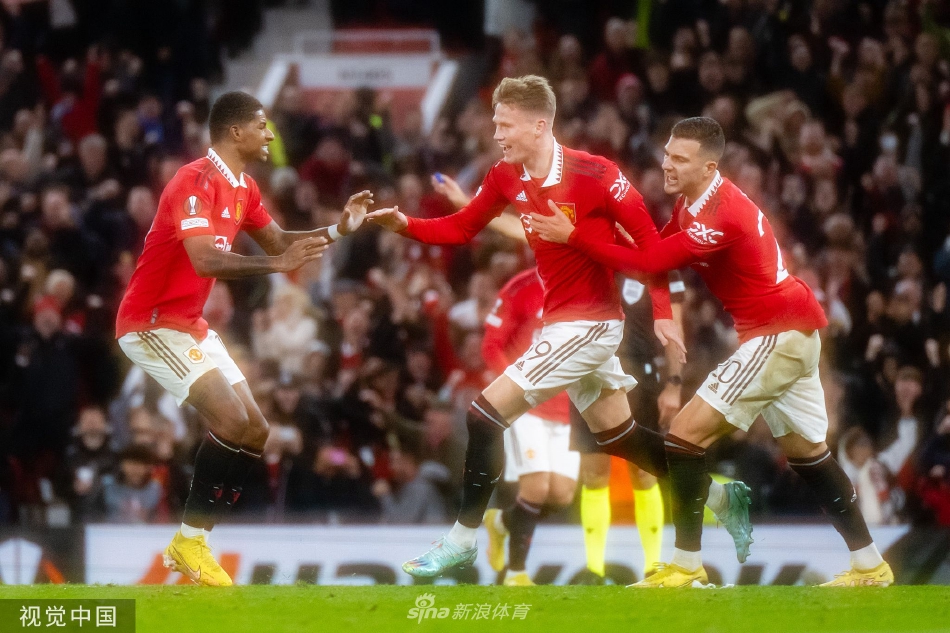 比赛中的克里斯蒂亚诺·罗纳尔多神情专注却难掩失落，在奥莫尼亚的严密防守下寻找着难得的起脚空间。