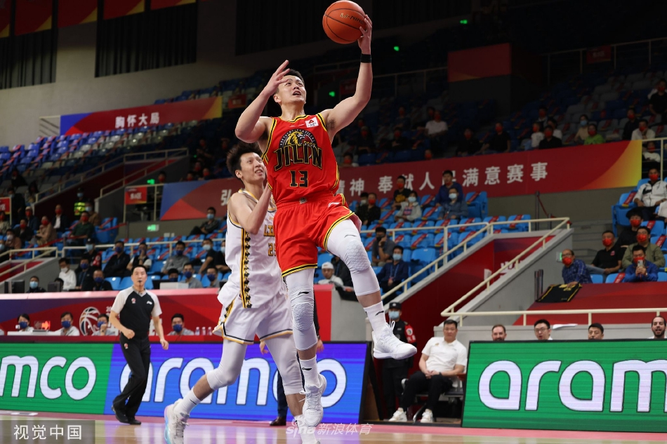广厦射手赵岩昊在对手步步紧逼的防守下,依然保持着完美的投篮姿势,手腕轻柔一拨,篮球带着全队的希望直奔篮筐而去,瞬间点燃了全场球迷的热情。