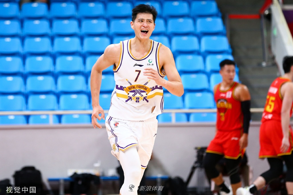 张帆在对手严防死守下强行出手，皮球应声入网瞬间，他握紧拳头怒吼，霸气庆祝这记关键三分