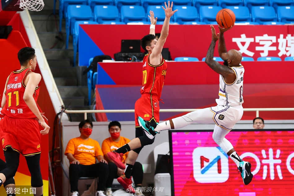 赛后北控球员们围成一圈，张帆被队友们簇拥在中间，大家激情怒吼庆祝这场来之不易的团队胜利