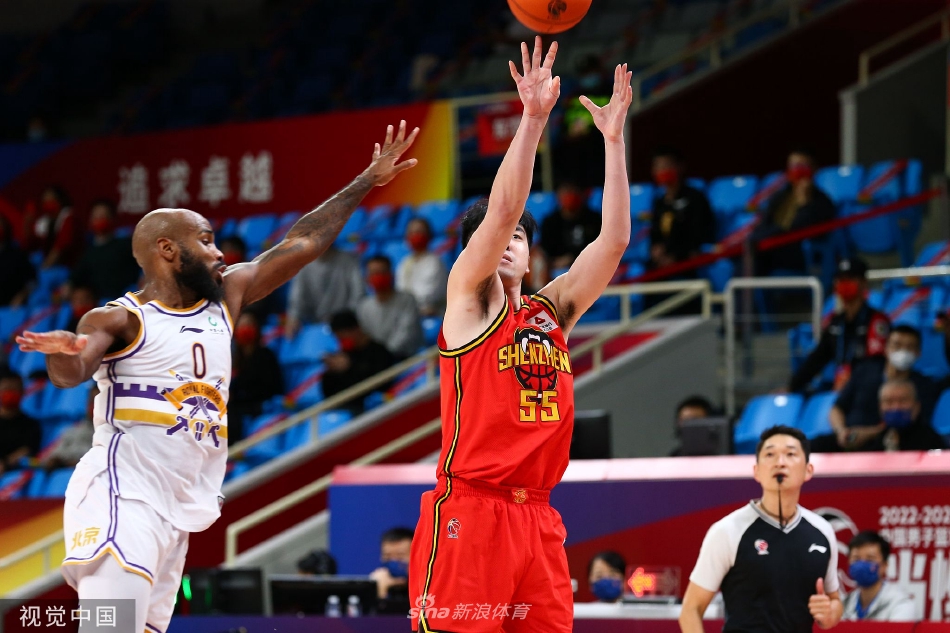 内线悍将俞长栋在三人包围中强硬摘下一个进攻篮板，肌肉碰撞的张力仿佛能穿透屏幕