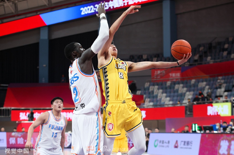 许可眼神坚定出手三分，这一刻他就是杭州主场最闪耀的本土得分手