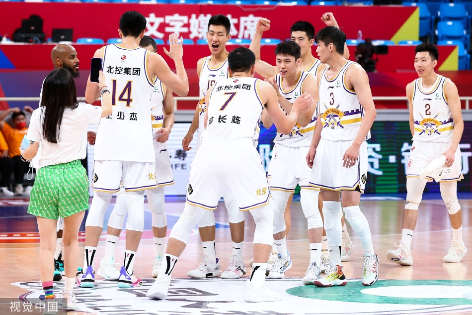 北控外援高登如猎豹般持球突破，面对深圳队两人的严密夹击，他目光如炬寻找着队友的跑位