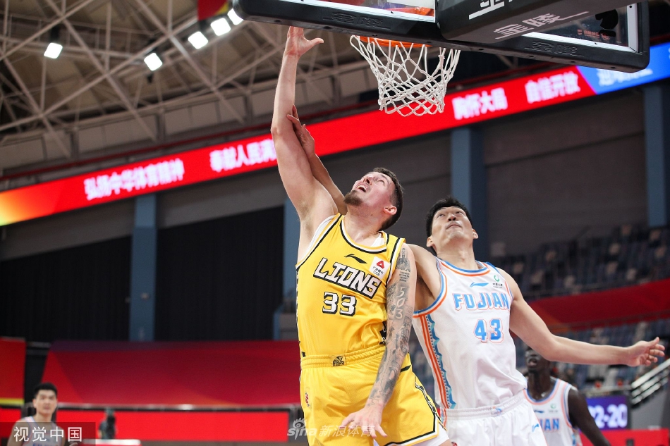 孙铭徽如闪电般摆脱防守，飞扬的球衣见证着这位球队核心的拼搏与坚持