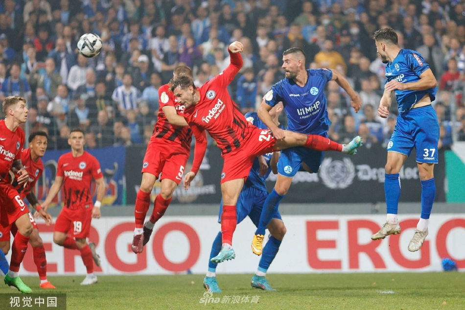 法兰克福前锋如猎豹般突入禁区，面对出击的门将冷静施射，皮球划出一道精准的轨迹直奔网窝。