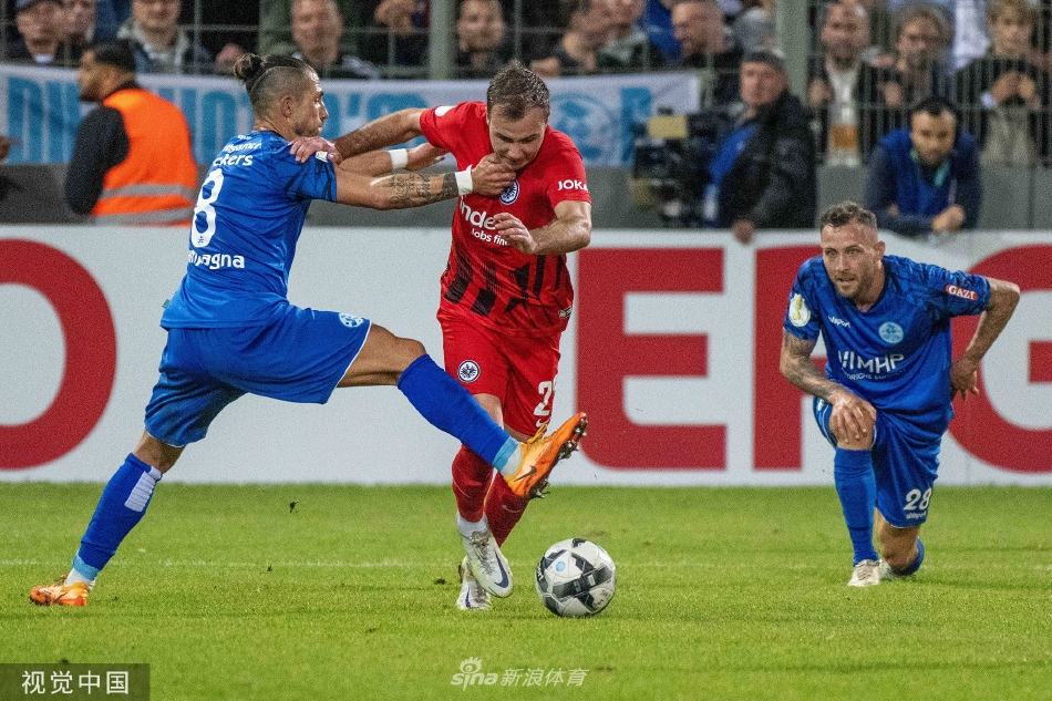 比赛终场哨响，双方球员互相致意，交换球衣，这一刻胜负已分，但对足球的尊重与友谊超越比分。