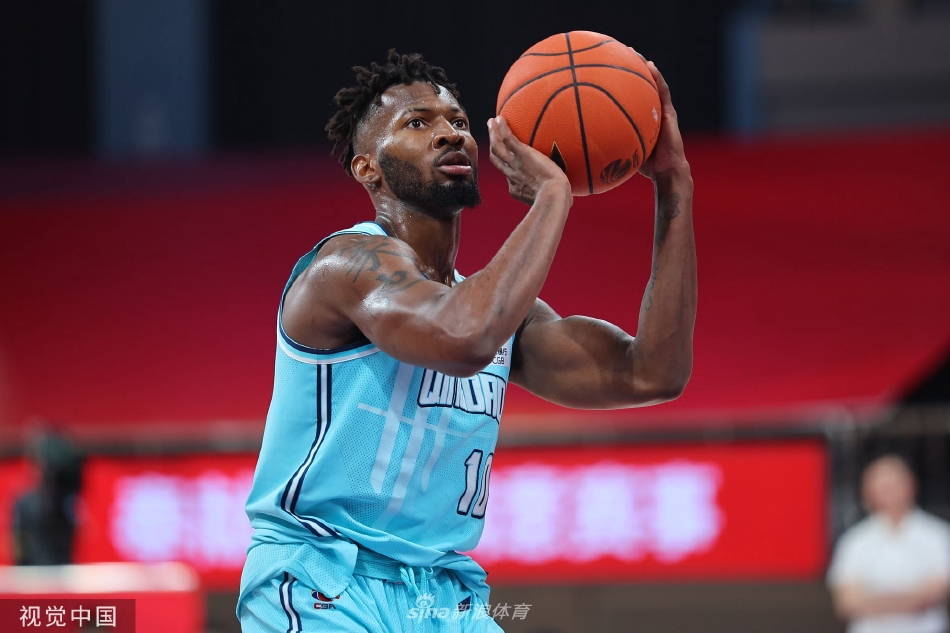 青岛队外援杰曼在三人合围之下强行突破，他目光如炬，肌肉线条紧绷，每一次运球都充满了爆炸性的力量。