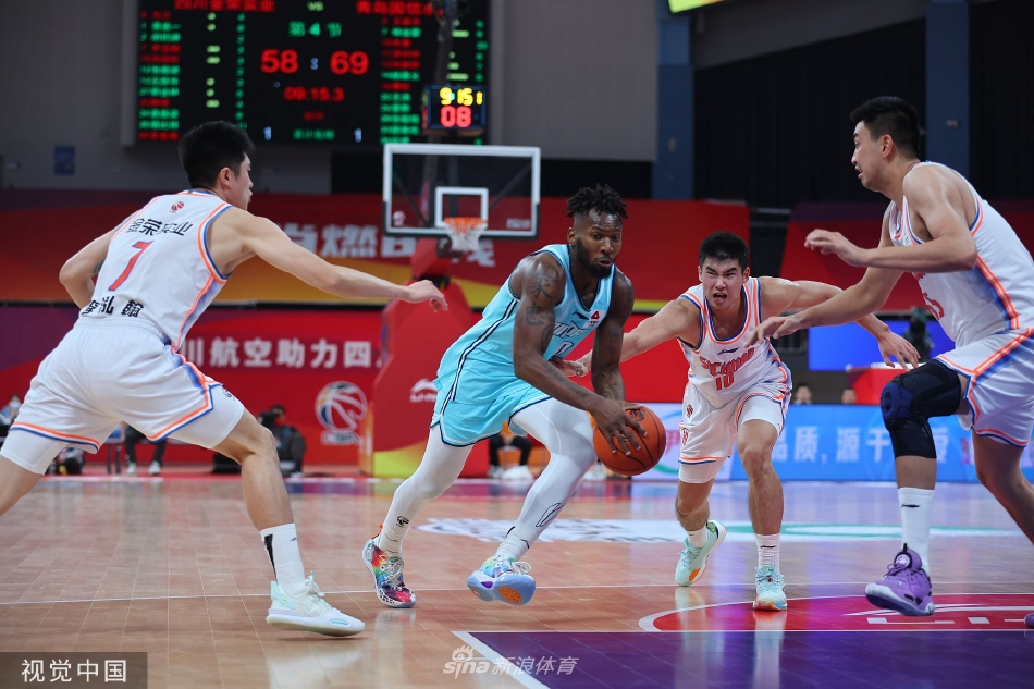 青岛队球员们在中圈附近围成一圈，庆祝这场来之不易的客场胜利，他们的脸上洋溢着笑容，彼此击掌相庆，气氛热烈。